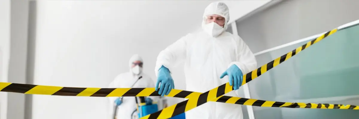 Verzweifelter Geschäftsmann vor dem Computer